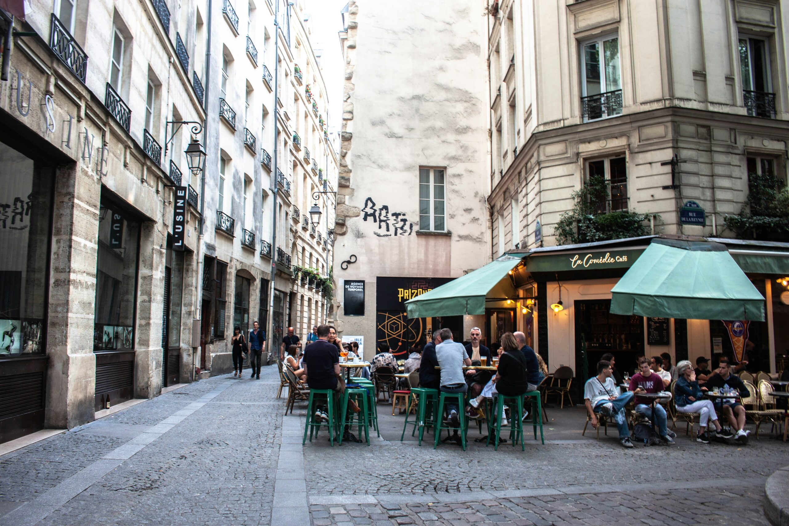 French café routine and daily cost planning after moving abroad