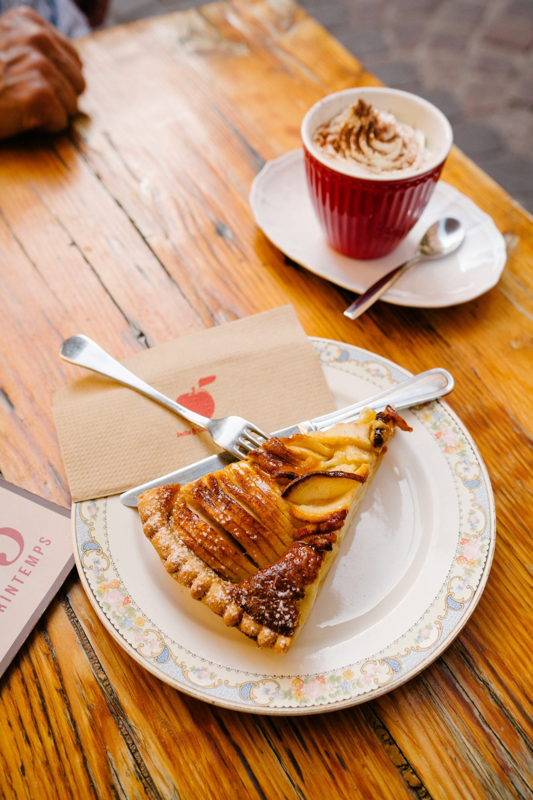 Social life and everyday café culture in a French town