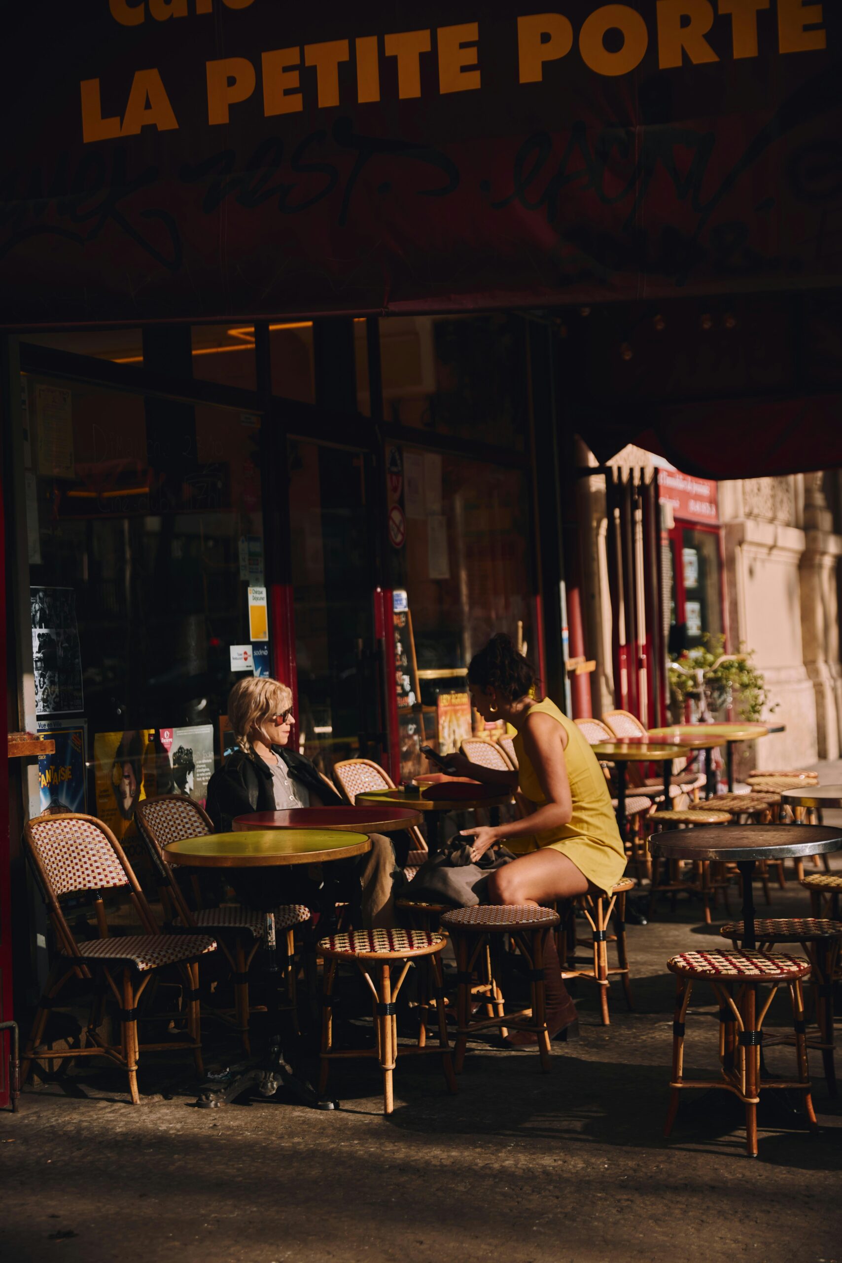 French café routine and daily cost planning after moving abroad